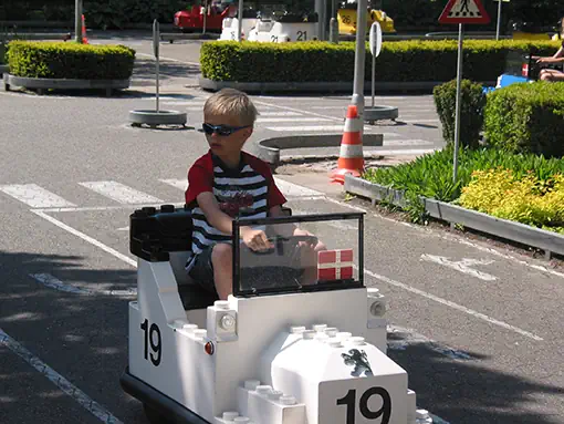 Marcus i trafikken i Legoland