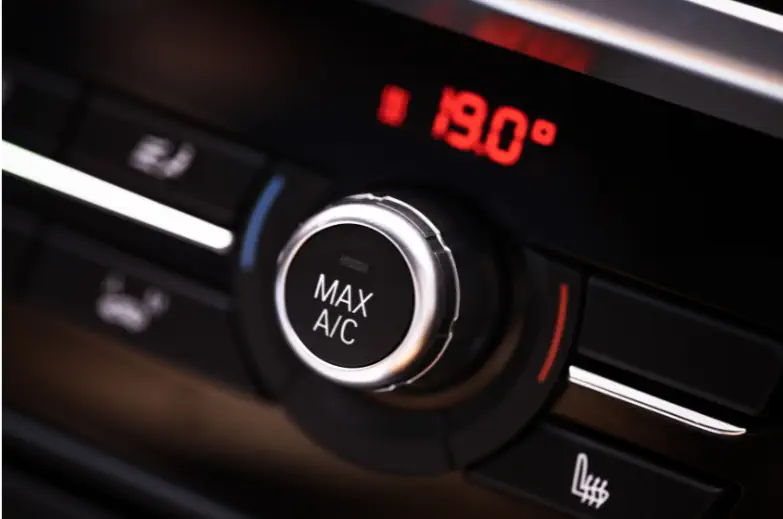 Klimaanlægget i bilen kan indstilles til en konstant